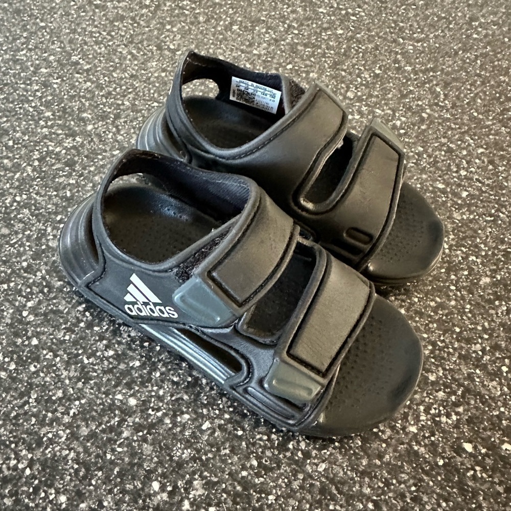 Unisex Adidas Velcro sandals size 6 kids